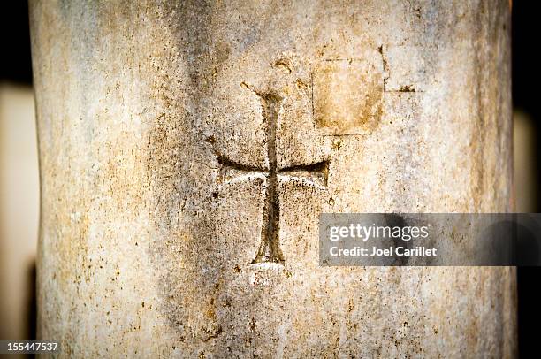 cruz cristiana en st. barbara iglesia en la zona de el cairo, egipto - copto fotografías e imágenes de stock