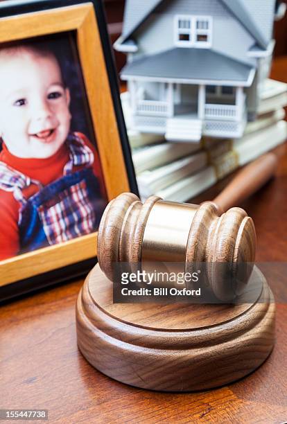divorce settlement - family law stockfoto's en -beelden