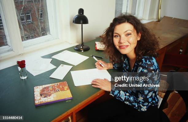 Caroline Grothgar, österreichische Schauspielerin, bei der Büroarbeit, Deutschland 1996.