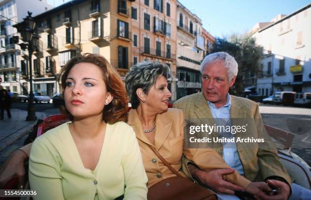 Dagmar Frederic, deutsche Sängerin und Entertainerin, mit Ehemann und Tochter Maxie Renner im Urlaub, Italien 2003.