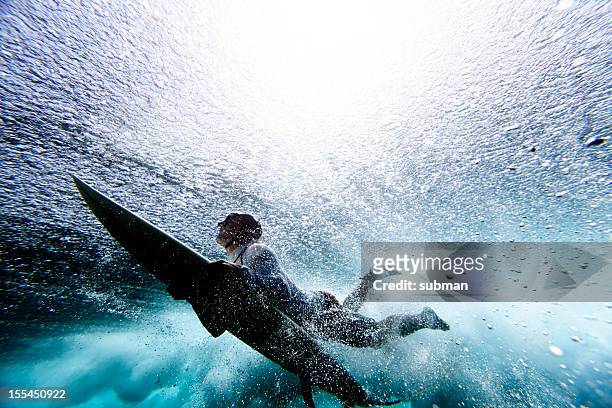 surfer duck diving - extreme sports stockfoto's en -beelden