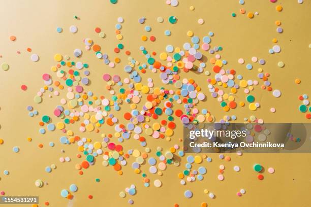 falling golden shiny confetti background - exploding confetti stock pictures, royalty-free photos & images