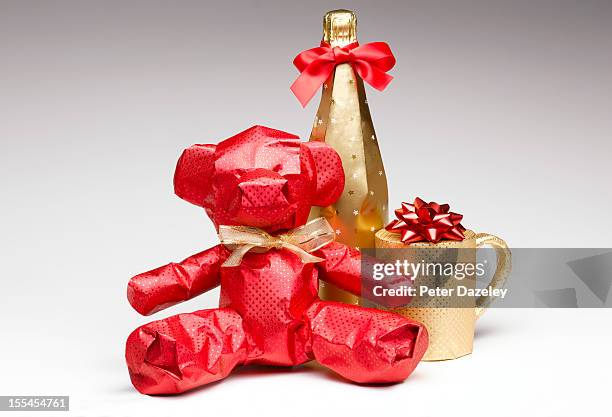 wrapped christmas gifts - champagne or photos et images de collection