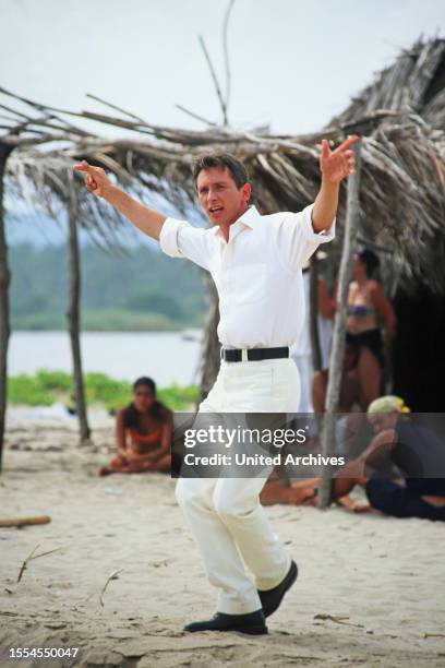 Helmut Lotti, belgischer Sänger aus den Bereichen Pop und Crossover, im Rahmen des Projekts "Latino Classics" am Strand auf Kuba 2002.