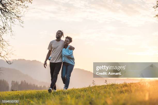 amor despreocupado: una pareja joven disfrutando de un día de primavera - black couple honeymoon fotografías e imágenes de stock