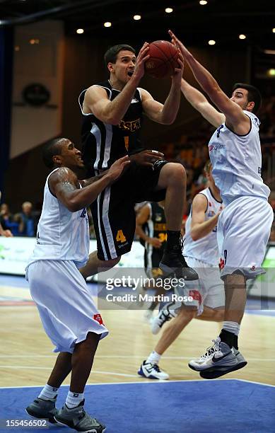 Alex Harris of Bremerhaven challenges for the ball with John Turek of Ludwigsburg during the Beko BBL basketball match between Eisbaeren Bremerhaven...