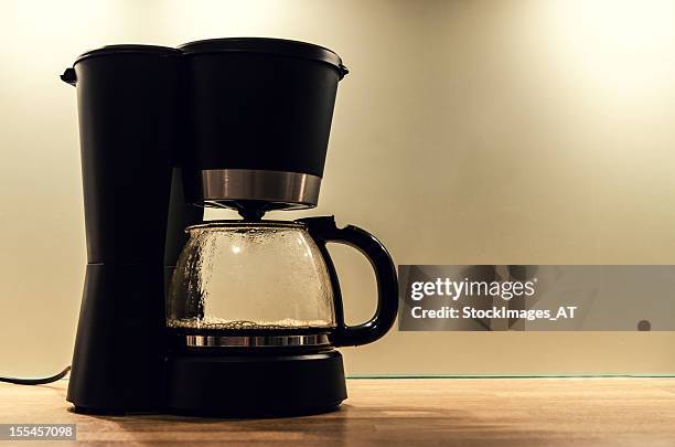 black coffee machine, making a pot of hot coffee - koffiemachine stockfoto's en -beelden