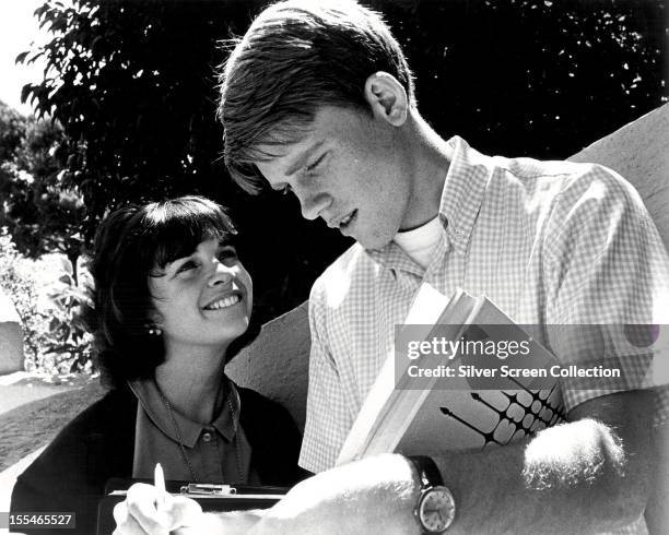 American actors Ron Howard as Steve Boland, and Cindy Williams as Laurie Henderson, in 'American Graffiti', directed by George Lucas, 1973.