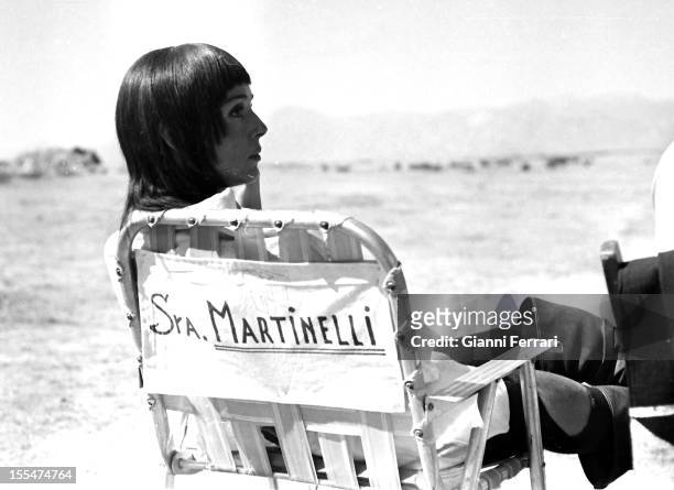 The Italian actress Elsa Martinelli during a break in the filming of the movie `La Araucana, near Madrid Madrid, Castilla La Mancha, Spain. .