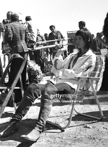 The Italian actress Elsa Martinelli during a break in the filming of the movie `La Araucana, near Madrid Madrid, Castilla La Mancha, Spain. .