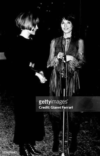 The Italian actress Elsa Martinelli with presenter Laura Valenzuela in the Spanish television program `Song 1971 Madrid, Castilla La Mancha, Spain. .