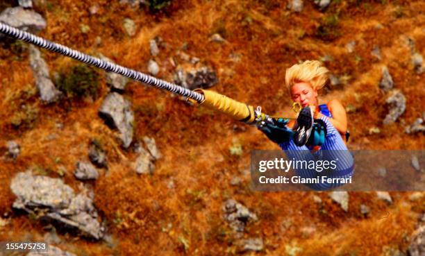 The French actress and dancer Marlene Mourreau doing bungee jumping, 14th July 1998, near Madrid, Castilla La Mancha, Spain. .