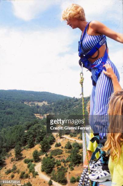 The French actress and dancer Marlene Mourreau doing bungee jumping, 14th July 1998, near Madrid, Castilla La Mancha, Spain. .