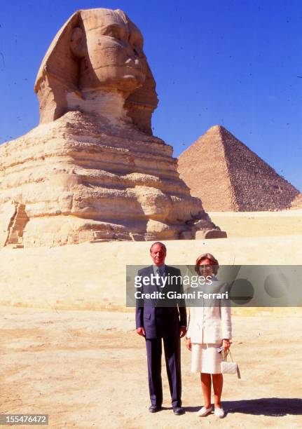 The Spanish Kings Juan Carlos and Sofia, on their official trip to Egypt, visiting the Pyramids, Twenty First February 1997, Cairo, Egypt. .