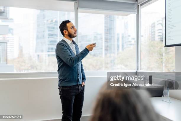 hombre de negocios durante la presentación de diapositivas - diapositiva fotografías e imágenes de stock