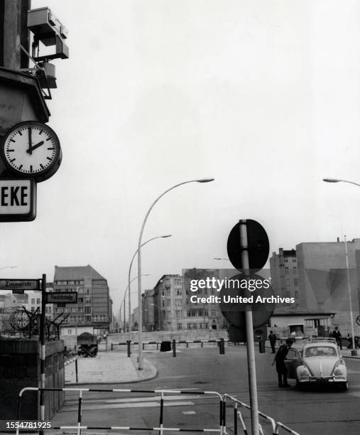 Original-Bildunterschrift: "Fern-sehen" - im wahrsten Sinne des Wortes hat das amerikanische Hauptquartier in der Clay-Allee am sogenannten...