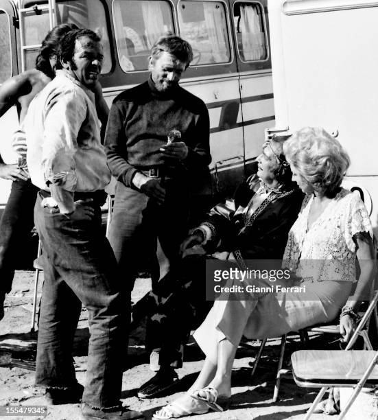 In a break from the filming of the movie The light of the edge of the world ', American actor Kirk Douglas and Italian actor Renato Salvadori talk...