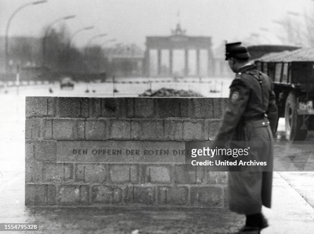 Original-Bildunterschrift: Den Opfern der roten Diktatur ist der Gedenkstein, den das Kuratorium "Unteilbares Deutschland" in der Strasse des 17....