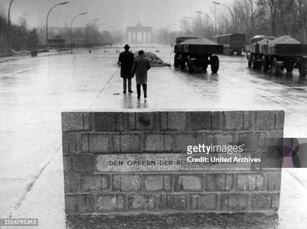Original-Bildunterschrift: Den Opfern der roten Diktatur ist der Gedenkstein, den das Kuratorium "Unteilbares Deutschland" in der Strasse des 17....