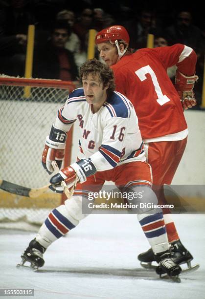 Rod Seiling of the New York Rangers defends against Red Berenson of the Detroit Red Wings circa 1972 at the Madison Square Garden in New York, New...
