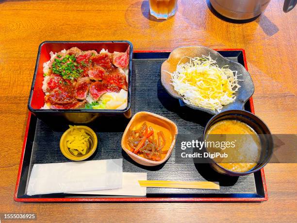 rare steak teishoku - takuan stockfoto's en -beelden