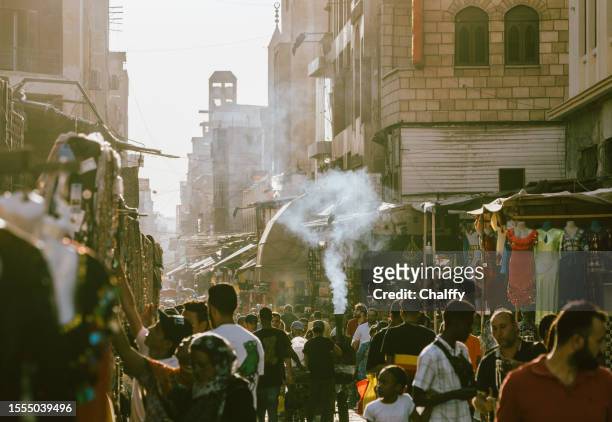 das leben im khan al-khalili souq in kairo - road to war in middle east and north africa stock-fotos und bilder