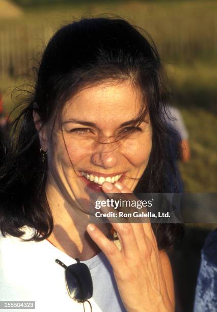 Actress Linda Fiorentino attends the premiere of Men In Black on June 29, 1997 at the United Artists Theater in East Hampton, New York.