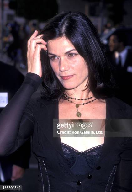 Actress Linda Fiorentino attends the world premiere of Men In Black on June 25, 1997 at the Cinerama Dome Theater in Hollywood, California.
