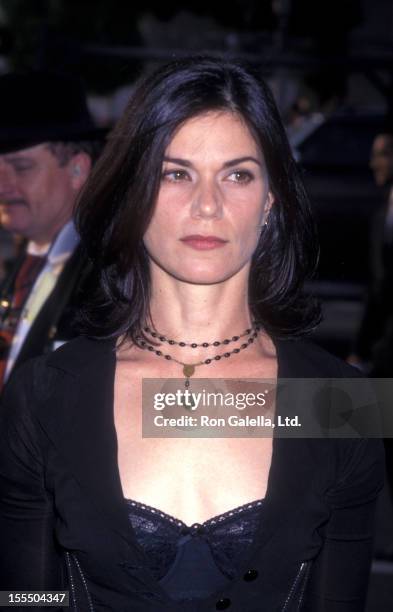 Actress Linda Fiorentino attends the world premiere of Men In Black on June 25, 1997 at the Cinerama Dome Theater in Hollywood, California.