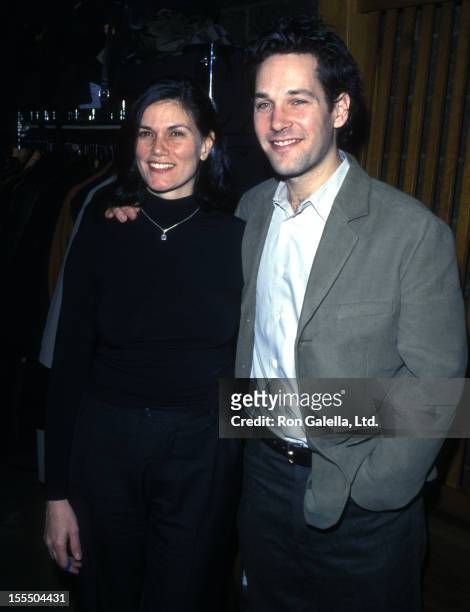 Actress Linda Fiorentino and actor Paul Rudd attend ACCESS Benefit Party on December 3, 2001 at 10th Street Lounge in New York City.