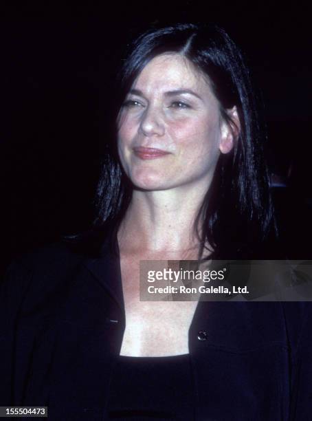 Actress Linda Fiorentino attends the premiere of Where The Money Is on April 3, 2000 at Loew's 42nd Street East Theater in New York City.
