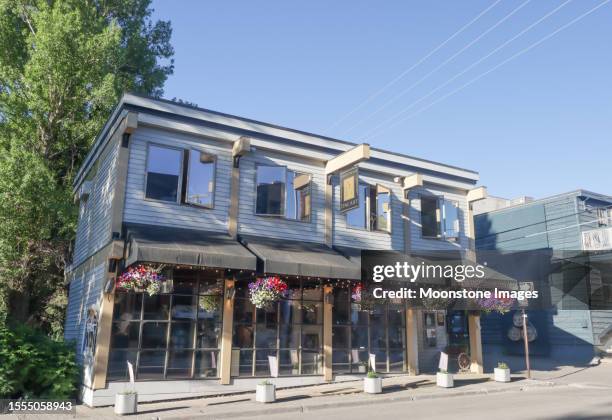 quent cordair fine art en east delaney street en jackson (jackson hole) en el condado de teton, wyoming - awning window fotografías e imágenes de stock