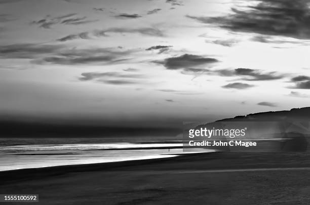 black and white sunrise on the oregon coast - waters edge stock pictures, royalty-free photos & images