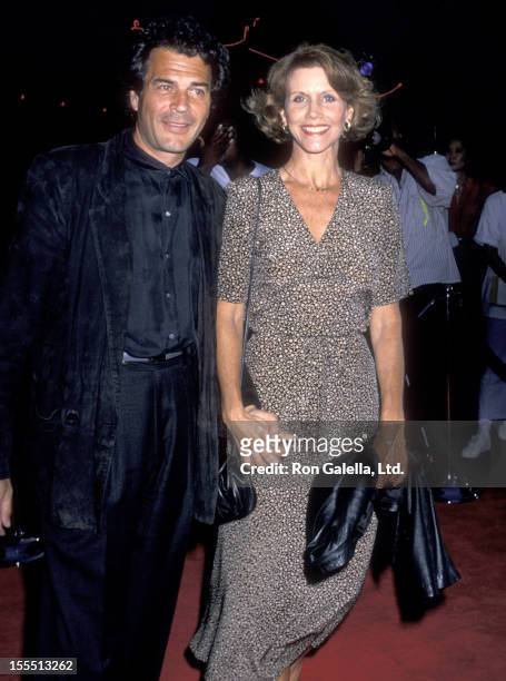 Actor Robert Forster and actress Shannon Wilcox attend the Lethal Weapon 2 Hollywood Premiere on July 5, 1989 at Mann's Chinese Theatre in Hollywood,...