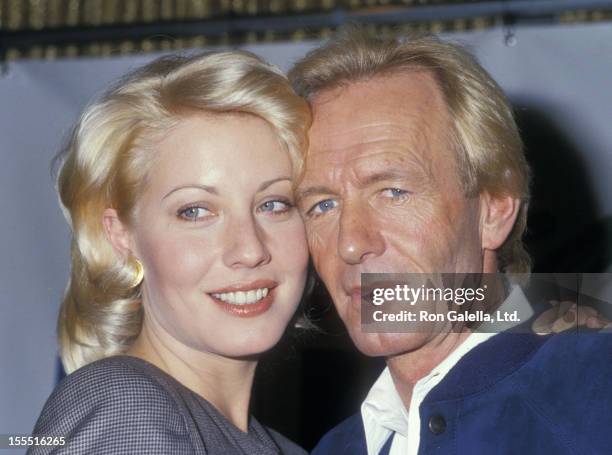 Actress Linda Kozlowski and actor Paul Hogan attend the press conference for Crocodile Dundee II on October 15, 1987 at the Pierre Hotel in New York...