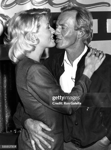 Actress Linda Kozlowski and actor Paul Hogan attend the press conference for Crocodile Dundee II on October 15, 1987 at the Pierre Hotel in New York...