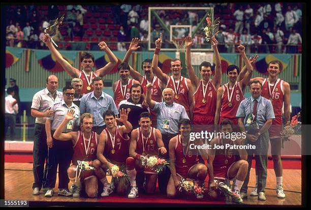 THE MENS BASKETBALL TEAM FROM THE SOVIET UNION POSE FOR A GROUP PHOTO AFTER RECEIVING THEIR GOLD MEDALS AFTER DEFEATING YUGOSLAVIA IN THE MENS...