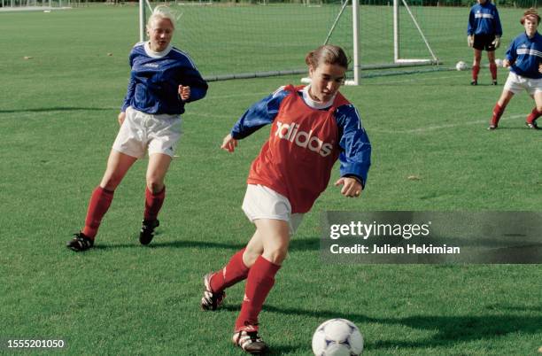 Les footballeuses françaises, Nelly Guilbert qui évolue au poste de défenseur avec Isabelle Le Denmat au poste d’attaquante.