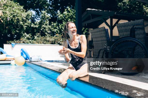 happy disabled woman spends time at the pool. - 四肢 個照片及圖片檔