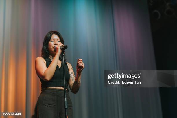 joven chino asiático cantante femenina solista cantando en el escenario - cantante principal cantante fotografías e imágenes de stock