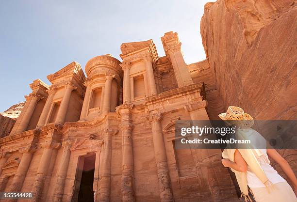 femme de voyageur à la ruine. - pétra photos et images de collection