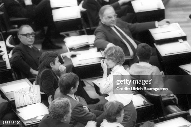 The Greens, moving in the Federal German Parliament. Helmut Kohl, Petra Kelly, Otto Schily, Marieluise Beck-Oberdorf and Joschka Fischer in the...