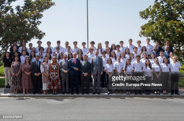 Family photo during the reception of King Felipe VI to the participants of the XXVIII edition of the 'Becas Europa' program of the Francisco de...