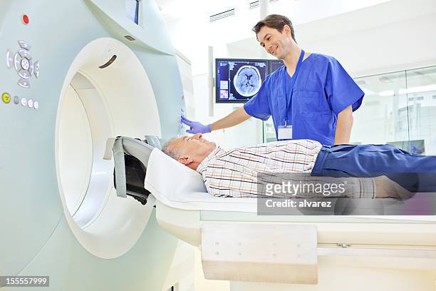 コンピュータ断層撮影で患者の検査 - 医療スキャン装置 ストックフォトと画像