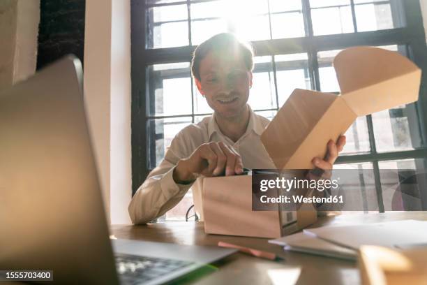 110 Unboxing Computer Office Stock Photos, High-Res Pictures, and ...