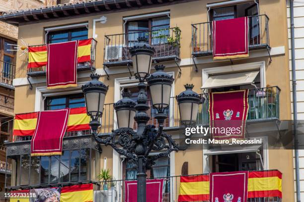 vista degli edifici dalla plaza de zocodover, la piazza principale della città di toledo in spagna durante la celebrazione del corpus domini. - geste de la main foto e immagini stock