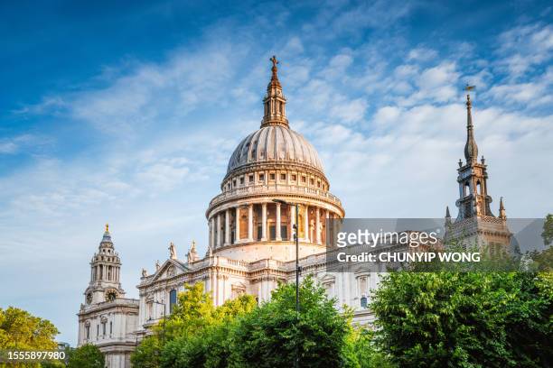 view of the dome of. st. paul´s cathedral in london - st pauls cathedral stockfoto's en -beelden