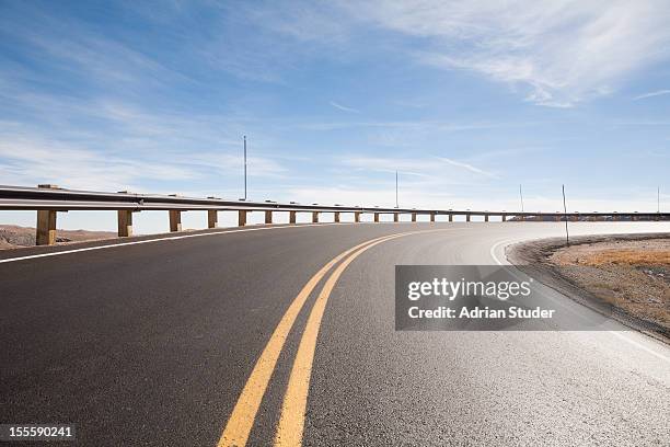 highway with guard rail - railings 個照片及圖片檔