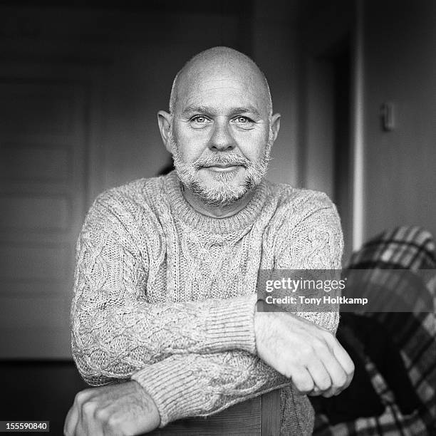 man with salt and pepper beard in black and white - image en noir et blanc photos et images de collection