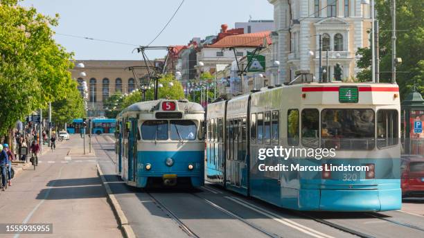 trams in avenyn, gothenburg - göteborg stockfoto's en -beelden